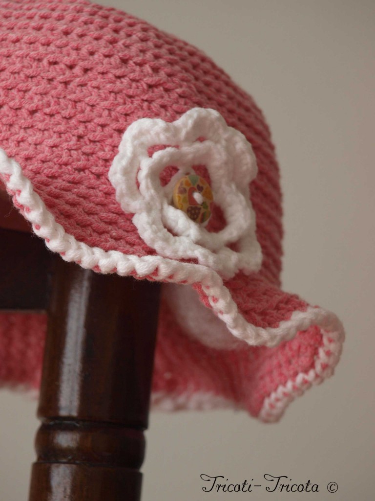 chapeau petite fille au crochet rose à fleur