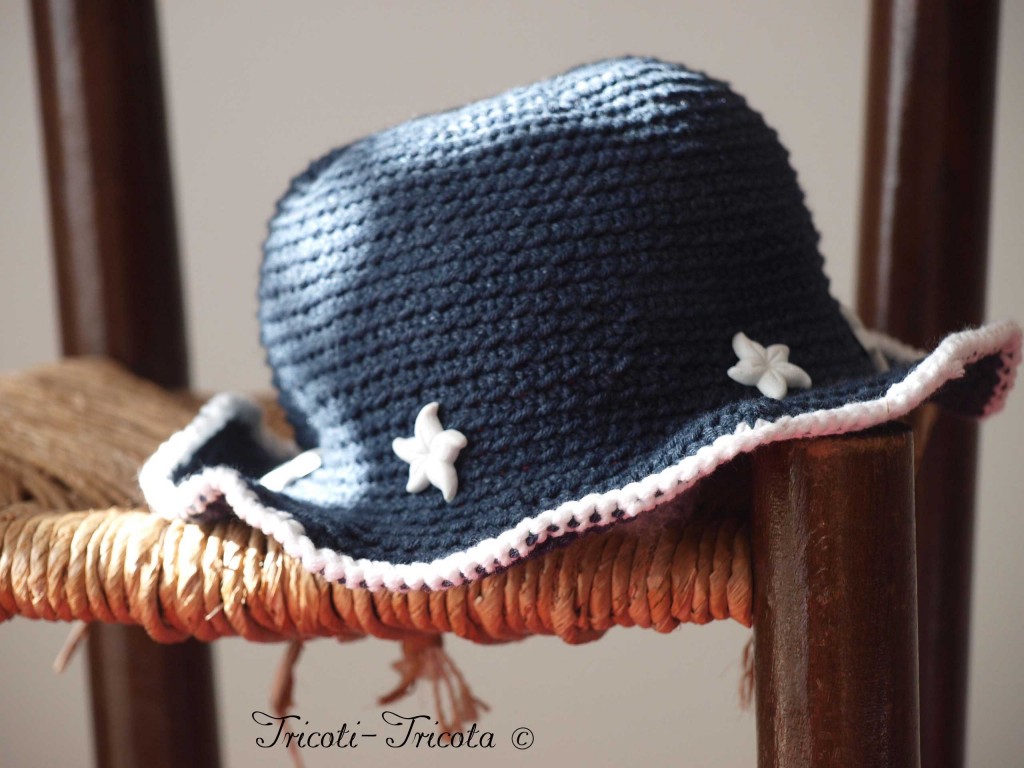 chapeau petite fille au crochet bleu marin