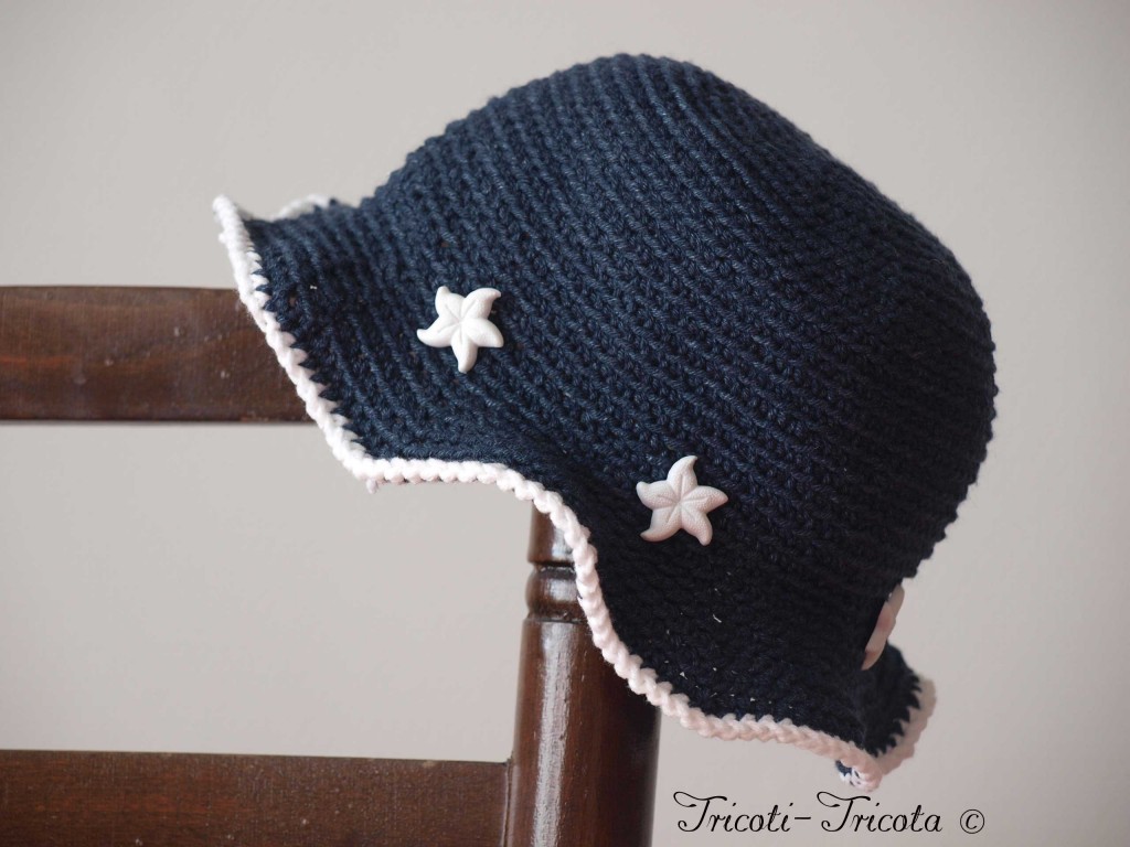 chapeau petite fille au crochet bleu marin