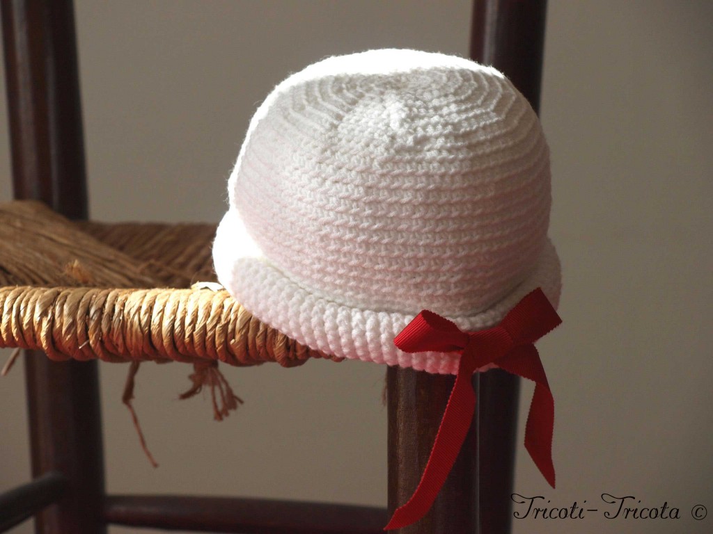 chapeau petite fille au crochet blanc noeud rouge